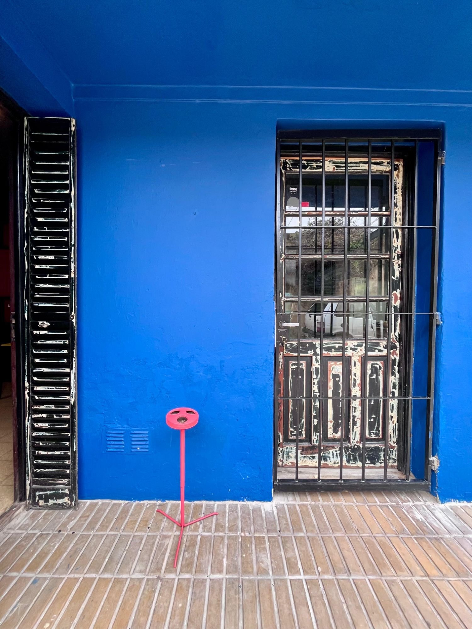 La puerta de Umbral sobre la pared azul
